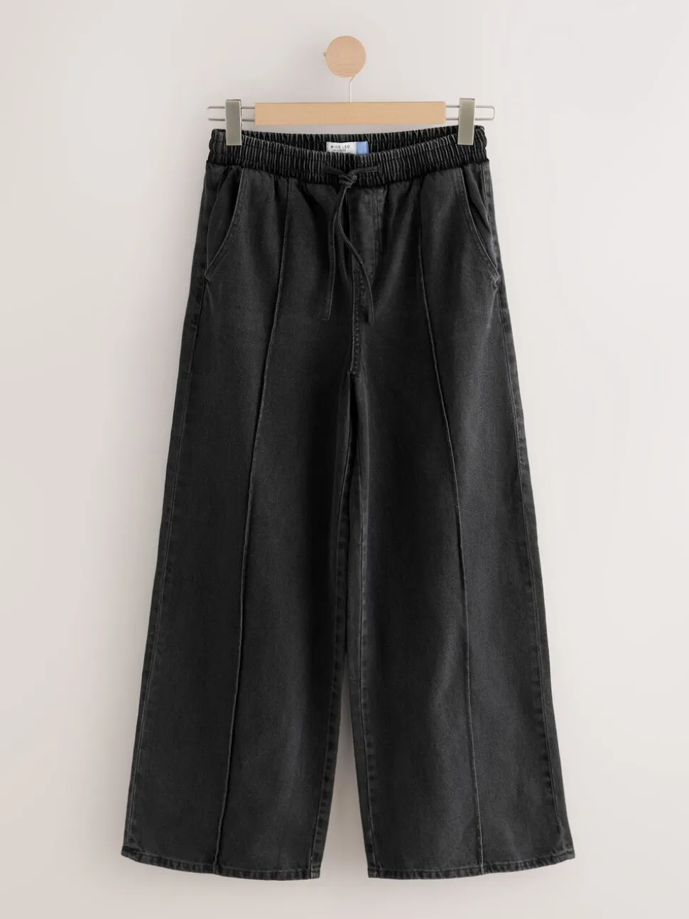 Zwarte wassing - Denim joggingbroek met plooitjes en wijde pijpen