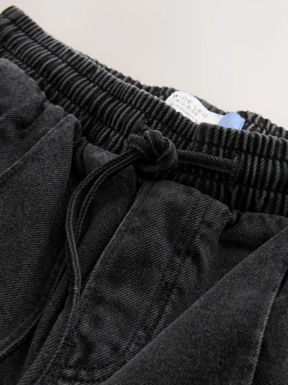 Zwarte wassing - Denim joggingbroek met plooitjes en wijde pijpen