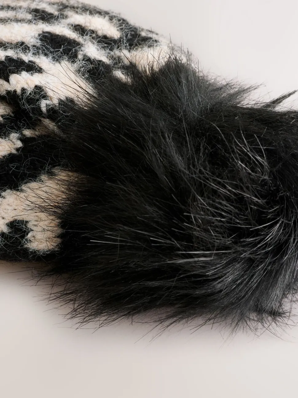 Zwart/wit met dierenprint - Gebreide muts met pompon